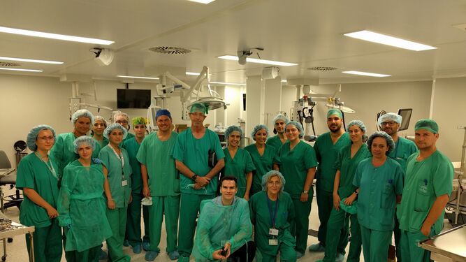 Profesionales que han participado en la primera operación del quirófano del Imibic.