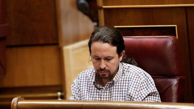 Pablo Iglesias, cabizbajo, en su escaño en el Congreso.