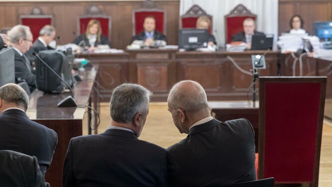 Los ex presidentes de la Junta Manuel Chaves y José Antonio Griñán, en una de las sesiones del juicio.