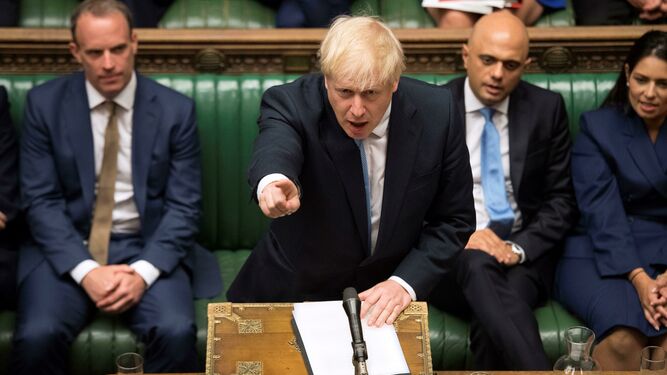 Boris Johnson se dirige por primera vez al Parlamento como primer ministro británico, ayer en Londres.