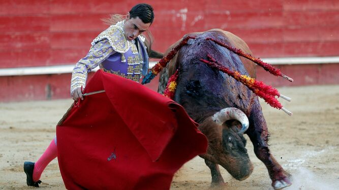 Paco Ureña, en un muletazo a su primer toro, ayer, en Valencia, donde salió a hombros.