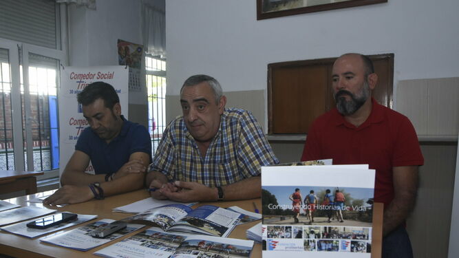 David Lino, Antonio Jiménez y Eduardo García, en el comedor de la Fundación Prolibertas.