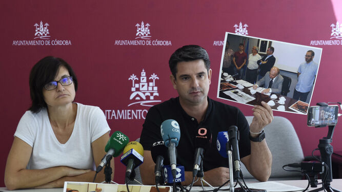 García muestra una foto de la firma del compromiso en 2015 de todos los partidos por la no valorización en el casco urbano.
