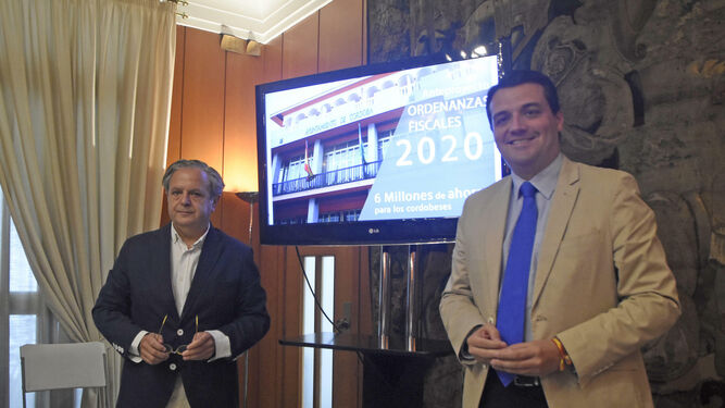José María Bellido y Salvador Fuentes presentan la propuesta de ordenanzas fiscales para 2020.