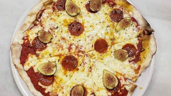 Una pizza de pepperoni e higos brevales