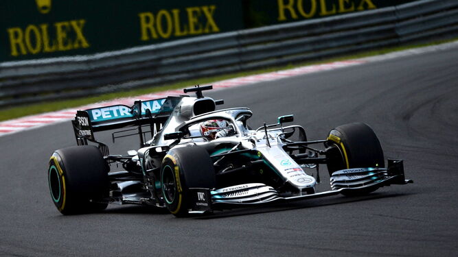 El monoplaza de Lewis Hamilton, en uno de sus giros en Hungaroring.