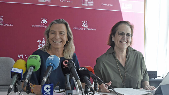 Isabel Albás y Blanca Torrent, en la sala de prensa del Ayuntamiento.