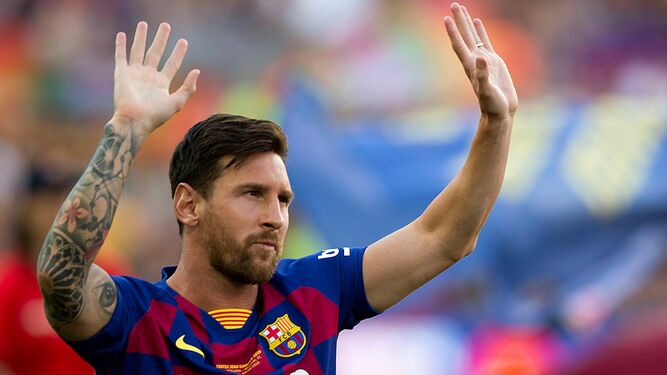Messi saluda a la afición antes del partido de Trofeo Joan Gamper ante al Arsenal.
