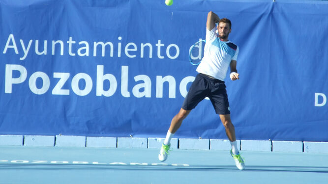Andrés Artuñedo devuelve una bola durante un partido en el Open Ciudad de Pozoblanco.