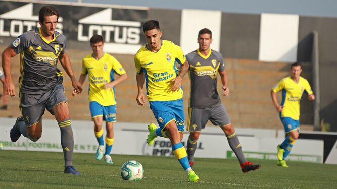 Dejan Lekic persigue a un jugador de Las Palmas durante el amistoso del Cádiz el pasado 31 de julio.