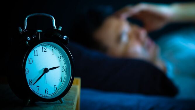 El despertador, elemento imprescindible para acrecentar la desesperación del insomne.