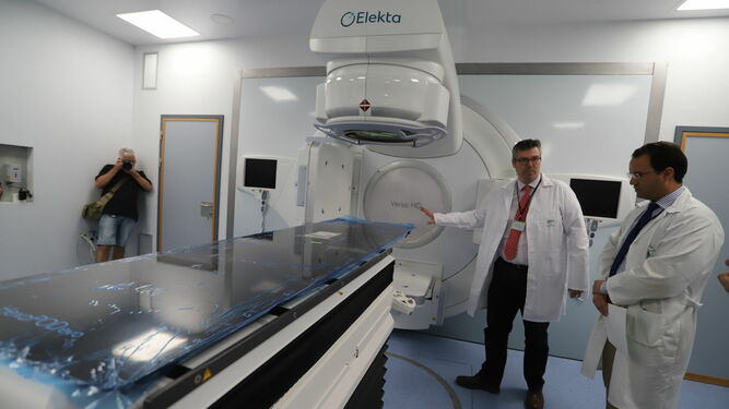 Médicos revisan un dispositivo de radioterapia en el Juan Ramón Jiménez de Huelva.