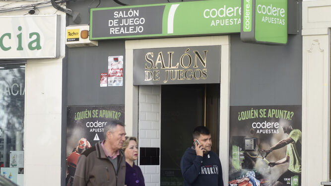 Varias personas pasan delante de una sala de apuestas de Córdoba.