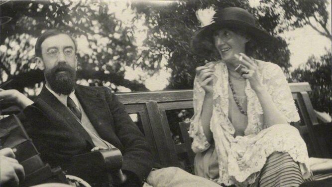 Lytton Strachey (1880-1932) y su íntima amiga Virginia Woolf.