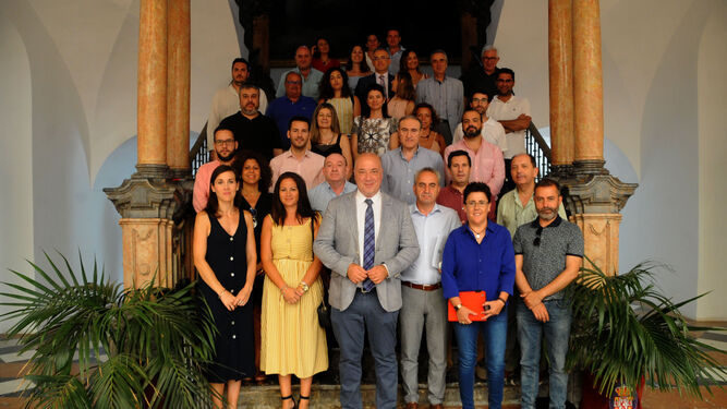 Antonio Ruiz posa con representantes de los ayuntamientos integrados en Grupo Cinco.