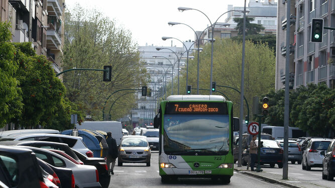 Autobús de Aucorsa a su paso por avenida Medina Azahara.