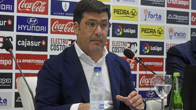 Jesús León se dirige a los medios de comunicación durante una rueda de prensa en El Arcángel.