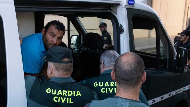 El autor del apuñalamiento del policía de Punta Umbría a su llegada a la Audiencia Provincial de Huelva esta mañana.