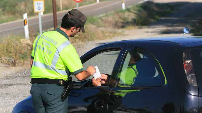 Un guardia civil durante un control de tráfico.
