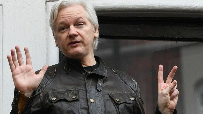 Julian Assange en el balcón de la Embajada de Ecuador en Londres.