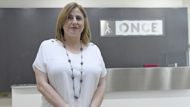 Carmen Aguilera posa en la sede de la ONCE en Córdoba.