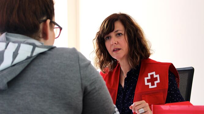 Una trabajadora de Cruz Roja habla con una de las mujeres usuarias.