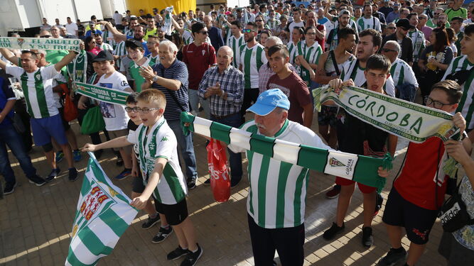 Los aficionados del Córdoba CF protestan en la puerta 0 en un partido de la pasada campaña.