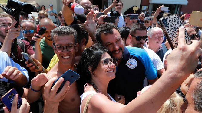 El vicepresidente y ministro del Interior italiano, Matteo Salvini, se toma una fotografía con una mujer en en la localidad de Térmoli.