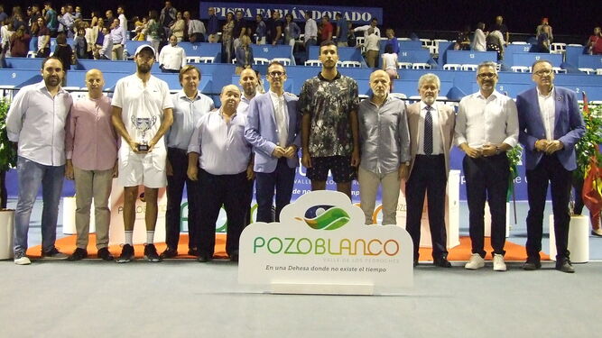 Ceremonia de campeones tras la final del Open Ciudad de Pozoblanco, con Roumane en el centro.