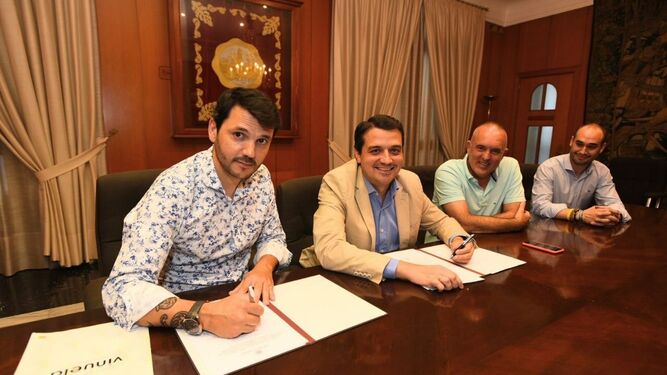 Firma del acuerdo con la Viñuela en Capitulares