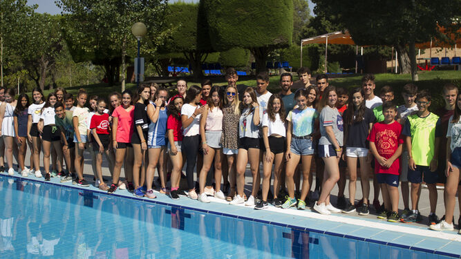 Uno de los grupos de menores participantes de este año posa junto a la piscina.