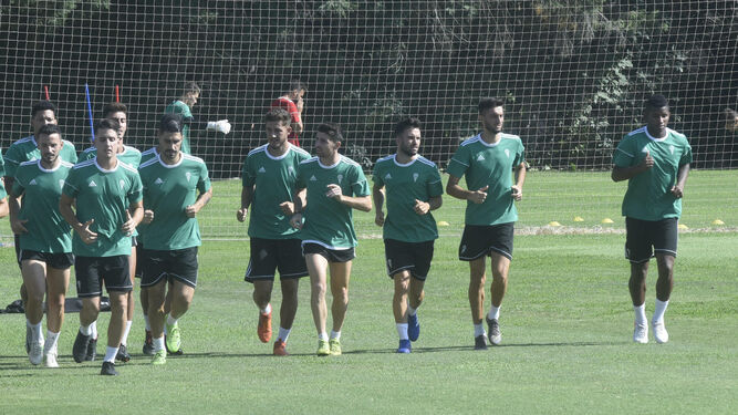 Los jugadores del Córdoba CF calientan antes de un entrenamiento.