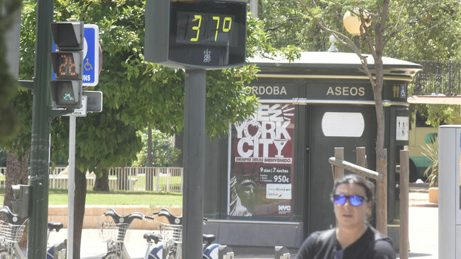 Un termómetro de la ciudad marca 37 grados