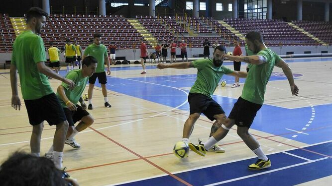 Los jugadores del Córdoba Futsal hacen un rondo durante un entrenamiento en Vista Alegre.