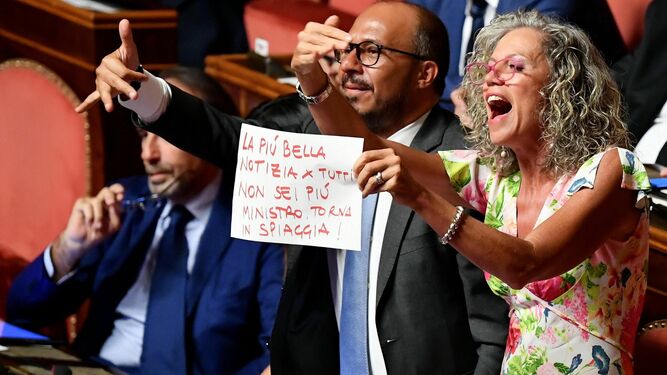 La senadora del Partido Demócrata Monica Cirinna protesta en la sesión de ayer en el Parlamento italiano.