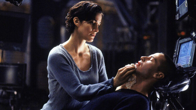 Carrie-Anne Moss y Keanu Reeves, en una escena de 'Matrix'.