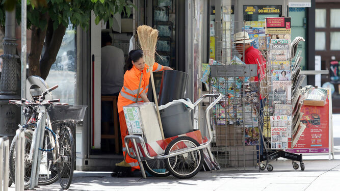 Trabajadora limpia las calles de Córdoba.