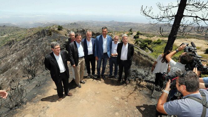 El presidente del Gobierno, Pedro Sánchez, en su visita por la zona afectada por el fuego en Gran Canarias.