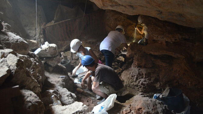 Un grupo de arqueólogos trabaja en la Cueva del Ángel de Lucena.