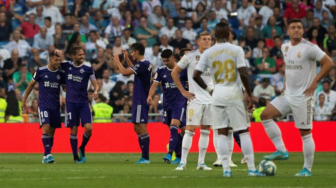 Los jugadores del Valladolid, al fondo, celebran el tanto de Sergi Guardiola en el Bernabéu.