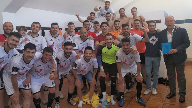 Los jugadores del Pozoblanco celebran en la caseta el ascenso a Tercera División.