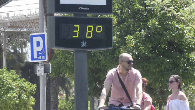 El termómetro del paseo de la Victoria marca 38 grados.
