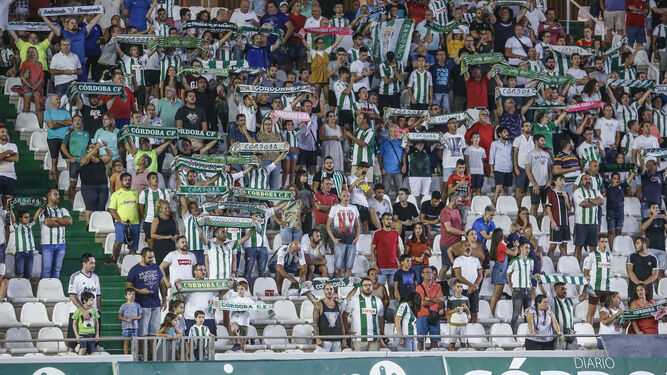 Los aficionados blanquiverdes, durante el partido ante el Recreativo Granada.