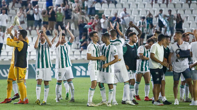Los jugadores del Córdoba CF aplauden a la afición tras la victoria sobre el Recreativo Granada.