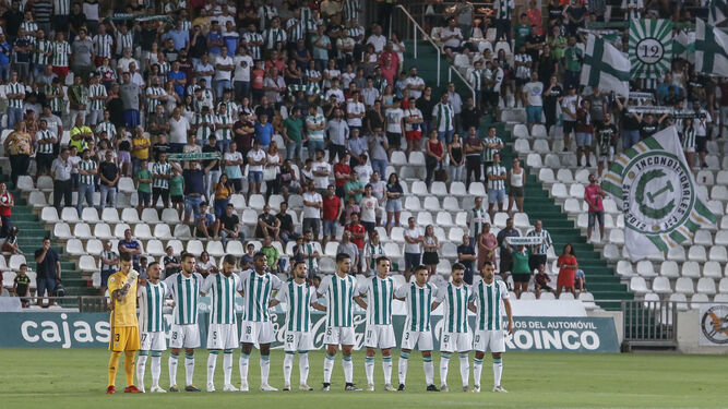 Los aficionados del Córdoba, tras el equipo, durante el minuto de silencio del pasado domingo.
