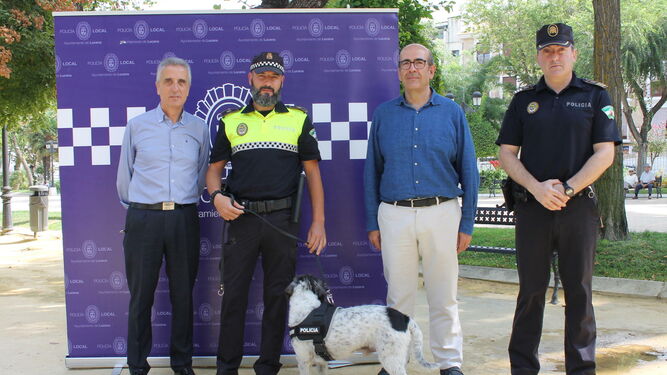 El alcalde junto al concejal de Seguridad y miembros de la Policía Local de Lucena.