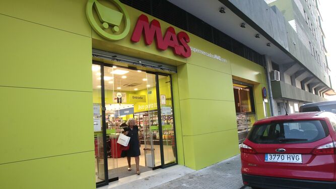 Fachada de un supermercado MAS