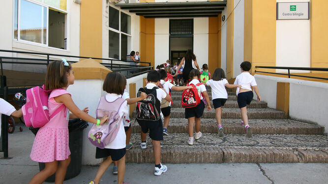 Un grupo de niños accede a un colegio bilingüe.