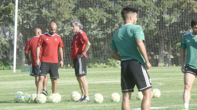 Enrique Martín prepara el entrenamiento junto al preparador físico, Javier Ramos.