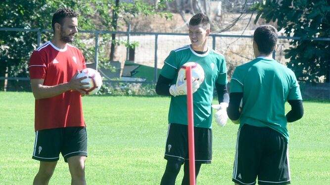 Isaac Becerra en un entrenamiento con Sebas Moyano y Edu Frías.